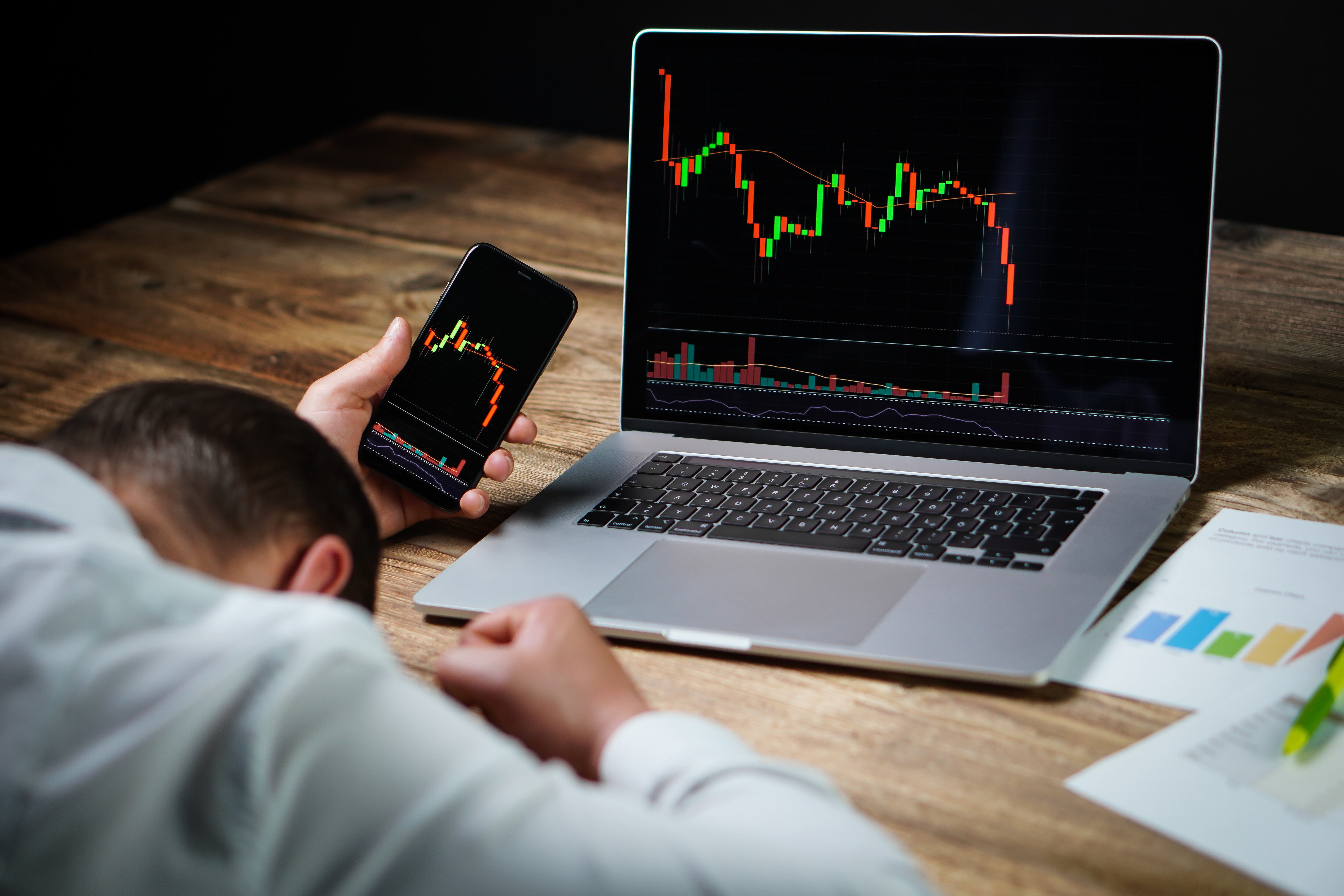 Приложения с играми для мозга. Женские ноги на весах. Users losing. Женщина с компьютером. Женщина с компьютером.